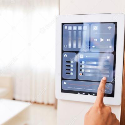 Kobieta Prowadzi Dom Z Systemem Inteligentnego Domu 274689 3769